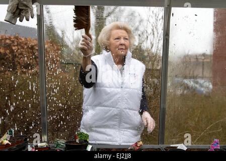 Barneveld, Niederlande. 20. März 2015. Niederländische Prinzessin Beatrix besucht eine ehrenamtliche Arbeit im Garten eines Altenheims in Barneveld, Niederlande, 20. März 2015. Mitglieder des niederländischen Königshauses teilnehmen an die nationale freiwillige Veranstaltung NLdoet. RPE/Albert PH.van der Werf/Niederlande - kein Draht-Dienst- Stockfoto