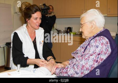 Barneveld, Niederlande. 20. März 2015. Niederländische Prinzessin Annette (L) besucht eine ehrenamtliche Arbeit in einem Pflegeheim in Barneveld, Niederlande, 20. März 2015. Mitglieder des niederländischen Königshauses teilnehmen an die nationale freiwillige Veranstaltung NLdoet. RPE/Albert PH.van der Werf/Niederlande - kein Draht-Dienst- Stockfoto