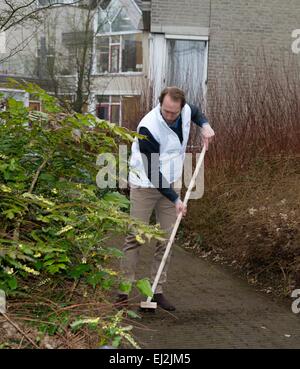 Barneveld, Niederlande. 20. März 2015. Tjalling Ten Cate besucht eine ehrenamtliche Arbeit im Garten eines Altenheims in Barneveld, Niederlande, 20. März 2015. Mitglieder des niederländischen Königshauses teilnehmen an die nationale freiwillige Veranstaltung NLdoet. RPE/Albert PH.van der Werf/Niederlande - kein Draht-Dienst- Stockfoto