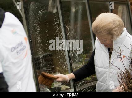 Barneveld, Niederlande. 20. März 2015. Niederländische Prinzessin Beatrix besucht eine ehrenamtliche Arbeit im Garten eines Altenheims in Barneveld, Niederlande, 20. März 2015. Mitglieder des niederländischen Königshauses teilnehmen an die nationale freiwillige Veranstaltung NLdoet. RPE/Albert PH.van der Werf/Niederlande - kein Draht-Dienst- Stockfoto