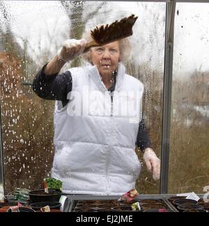 Barneveld, Niederlande. 20. März 2015. Niederländische Prinzessin Beatrix besucht eine ehrenamtliche Arbeit im Garten eines Altenheims in Barneveld, Niederlande, 20. März 2015. Mitglieder des niederländischen Königshauses teilnehmen an die nationale freiwillige Veranstaltung NLdoet. RPE/Albert PH.van der Werf/Niederlande - kein Draht-Dienst- Stockfoto