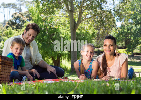 Glückliche Familie auf ein Picknick im park Stockfoto