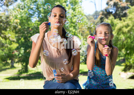 Glückliche Mutter und Tochter Seifenblasen Stockfoto