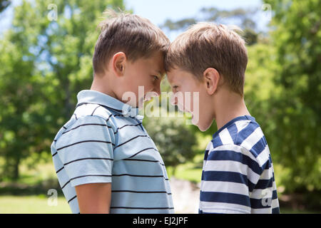 Kleine Jungen, die einen Kampf Stockfoto