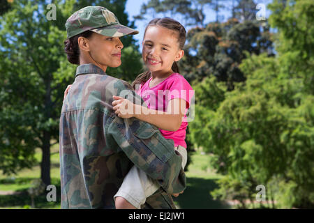 Soldat mit ihrer Tochter wieder vereint Stockfoto