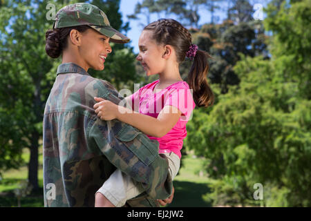 Soldat mit ihrer Tochter wieder vereint Stockfoto