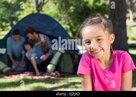 Glückliche Familie auf einem camping-Ausflug Stockfoto