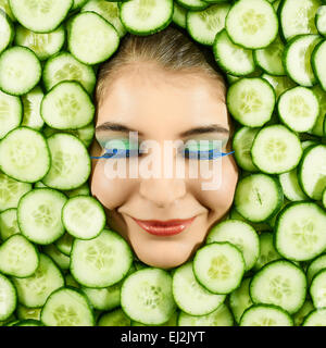 Schöne Frau Ausdruck Gesicht mit Gurke Stück Rahmen Stockfoto