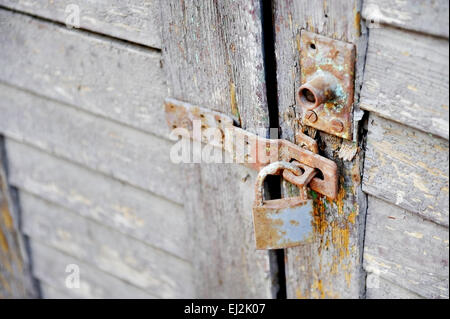 Alt und rostig Sperre für eine Holztür Stockfoto