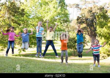 Kinder springen im park Stockfoto