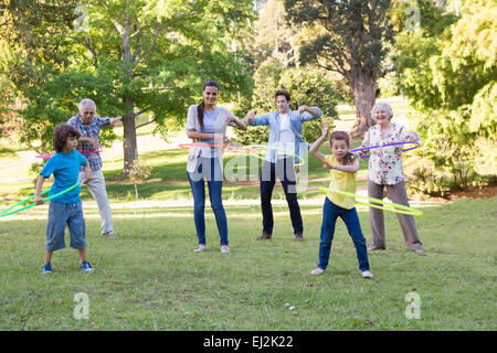 Großfamilie mit Hula Hoops spielen Stockfoto