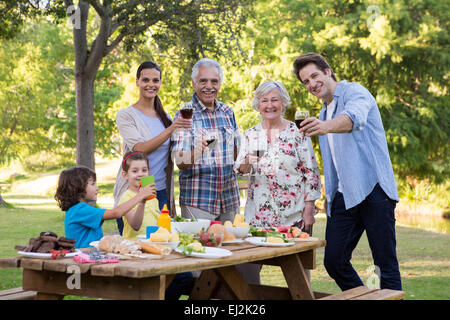 Großfamilie mit einem Mittagessen im freien Stockfoto