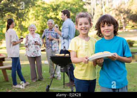 Familie beim Grillen Stockfoto