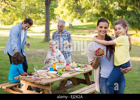 Großfamilie mit einem Mittagessen im freien Stockfoto