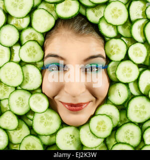 Schöne Frau Ausdruck Gesicht mit Gurke Stück Rahmen Stockfoto