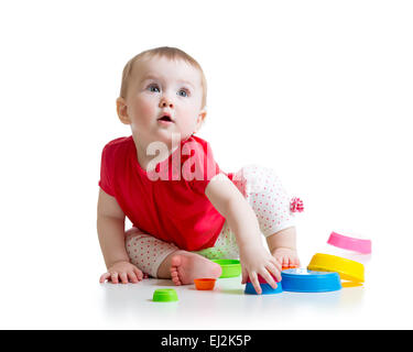 kleine Mädchen spielen mit Spielzeug isoliert Stockfoto