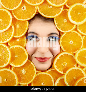 Schöne Frau Ausdruck Gesicht mit Orangenscheibe Rahmen Stockfoto