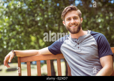 Junger Mann auf der Parkbank Stockfoto