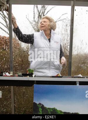 Barneveld, Niederlande. 20. März 2015. Niederländische Prinzessin Beatrix besucht eine ehrenamtliche Arbeit im Garten eines Altenheims in Barneveld, Niederlande, 20. März 2015. Mitglieder des niederländischen Königshauses teilnehmen an die nationale freiwillige Veranstaltung NLdoet. RPE/Albert PH.van der Werf/Niederlande - kein Draht-Dienst- Stockfoto