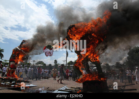 Palembang, Indonesien. 20. März 2015. Palembangnese Hindus Anhänger bringen "Ogoh Ogoh" während der Macaru Zeremonie am Benteng Kuto Besak. Ogoh Ogoh brannte dann die negativen Dinge. Bildnachweis: Muhammad Raden/Pacific Press/Alamy Live-Nachrichten Stockfoto