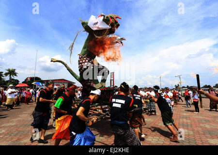 Palembang, Indonesien. 20. März 2015. Palembangnese Hindus Anhänger bringen "Ogoh Ogoh" während der Macaru Zeremonie am Benteng Kuto Besak. Ogoh Ogoh brannte dann die negativen Dinge. Bildnachweis: Muhammad Raden/Pacific Press/Alamy Live-Nachrichten Stockfoto