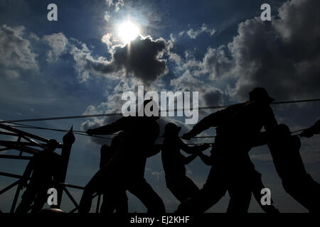 Palembang, Indonesien. 20. März 2015. Indonesien-Marines führen Übungen am Fluss Musi. Diese Übung zielt darauf ab, Terroranschläge zu antizipieren © Muhammad Raden/Pacific Press/Alamy Live News Stockfoto