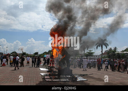 Palembang, Indonesien. 20. März 2015. Palembangnese Hindus Anhänger bringen "Ogoh Ogoh" während der Macaru Zeremonie am Benteng Kuto Besak. Ogoh Ogoh brannte dann die negativen Dinge. Bildnachweis: Muhammad Raden/Pacific Press/Alamy Live-Nachrichten Stockfoto