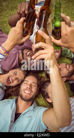 Glückliche junge Freunde liegen auf dem Rasen Stockfoto