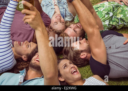 Glückliche junge Freunde liegen auf dem Rasen Stockfoto