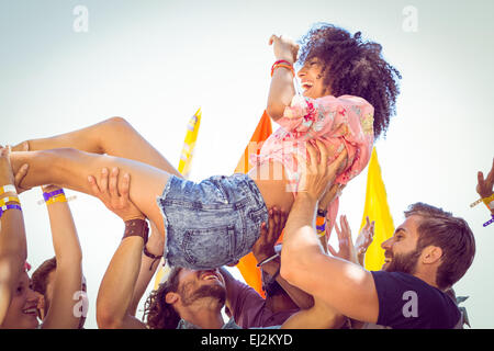 Glücklich Hipster Frau Crowdsurfing Stockfoto