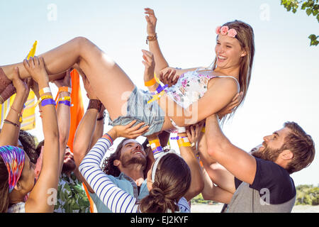 Glücklich Hipster Frau Crowdsurfing Stockfoto
