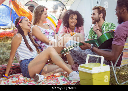 Hipster, die Spaß an ihrem Campingplatz Stockfoto