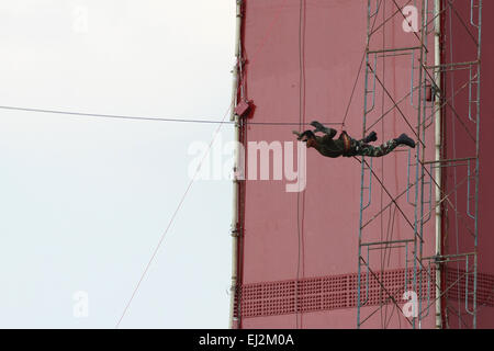 Palembang, Indonesien. 20. März 2015. Indonesien-Marines führen Übungen am Fluss Musi. Diese Übung zielt darauf ab, Terroranschläge zu antizipieren © Muhammad Raden/Pacific Press/Alamy Live News Stockfoto