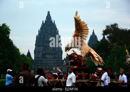 Klaten, Zentral-Java, Indonesien. 20. März 2015. KLATEN, JAVA, Indonesien - 20 März: Indonesiens Hindu Anhänger von Yogyakarta und Zentral-Java Provinz eine Ogoh-Ogoh tragen ihre Angebote bei einer religiösen Prozession Tawur Agung Kesanga Ritual vor Nyepi feiern bei der Prambanan-Tempel am 20. März 2015 in Klaten, Zentraljava, Indonesien. Nyepi ist '' Tag der Stille '', das gedacht wird jedes Isakawarsa (Saka Neujahr) nach dem balinesischen Kalender. Bildnachweis: ZUMA Press, Inc./Alamy Live-Nachrichten Stockfoto