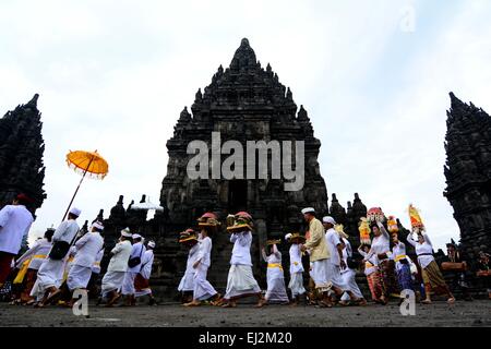 Klaten, Zentral-Java, Indonesien. 20. März 2015. KLATEN, JAVA, Indonesien - 20 März: Indonesiens Hindu Anhänger von Yogyakarta und Zentral-Java Provinz tragen ihre Angebote bei einer religiösen Prozession Tawur Agung Kesanga Ritual vor Nyepi feiern bei der Prambanan-Tempel am 20. März 2015 in Klaten, Zentraljava, Indonesien. Nyepi ist '' Tag der Stille '', das gedacht wird jedes Isakawarsa (Saka Neujahr) nach dem balinesischen Kalender. Bildnachweis: ZUMA Press, Inc./Alamy Live-Nachrichten Stockfoto