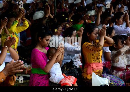 Klaten, Zentral-Java, Indonesien. 20. März 2015. KLATEN, JAVA, Indonesien - 20 März: Indonesiens Hindu Anhänger von Yogyakarta und Zentral-Java Provinz beten während einer religiösen Prozession Tawur Agung Kesanga Ritual vor Nyepi feiern bei der Prambanan-Tempel am 20. März 2015 in Klaten, Zentraljava, Indonesien. Nyepi ist '' Tag der Stille '', das gedacht wird jedes Isakawarsa (Saka Neujahr) nach dem balinesischen Kalender. Bildnachweis: ZUMA Press, Inc./Alamy Live-Nachrichten Stockfoto