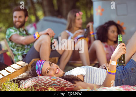 Glücklich Hipster entspannend auf dem Campingplatz Stockfoto
