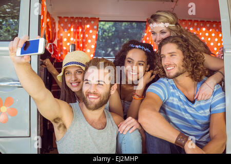 Hipster-Freunde auf Reise nehmen selfie Stockfoto