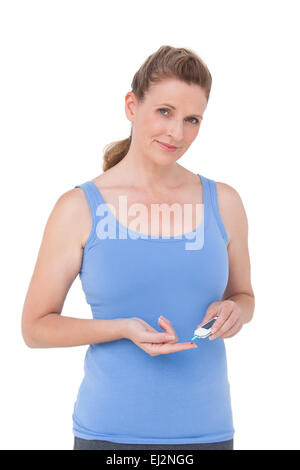 Frau mit Diabetes Blut Glukose moniter Stockfoto