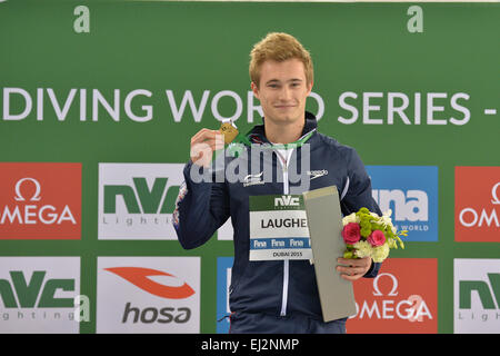 DUBAI, Vereinigte Arabische Emirate, 20. März 2015. Großbritanniens Jack Laugher feiert nach Erhalt seiner 3m Sprungbrett World Series gold Medaille in Dubai. Lacher ist Großbritanniens erste individuelle 3m-Sprungbrett-Champion und nur die zweite England gewinnt eine World Series Gold Medaille Credit: Feroz Khan/Alamy Live News Stockfoto