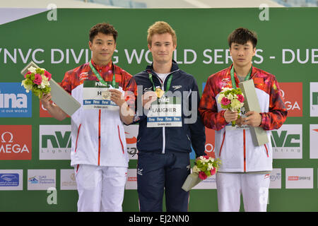 DUBAI, Vereinigte Arabische Emirate, 20. März 2015. Großbritanniens Jack Laugher feiert nach Erhalt seiner 3m Sprungbrett World Series gold Medaille in Dubai. Chinesischen Taucher er Chong und Cao Yuan Silber und Bronze bzw. holte Credit: Feroz Khan/Alamy Live News Stockfoto