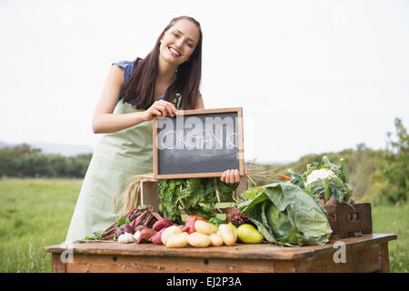 Frau verkaufen Biogemüse am Markt Stockfoto