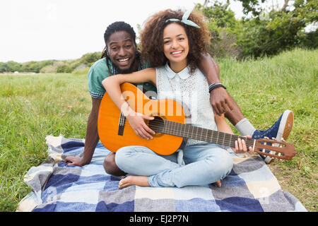 Junges Paar auf ein Picknick, Gitarre spielen Stockfoto