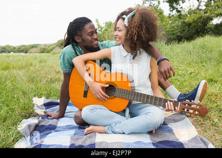 Junges Paar auf ein Picknick, Gitarre spielen Stockfoto