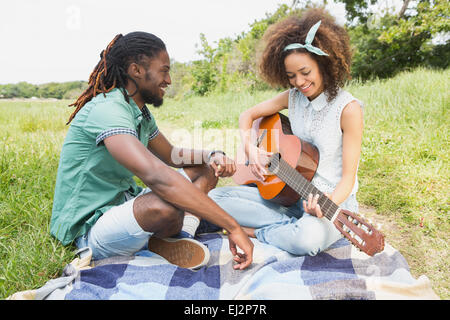 Junges Paar auf ein Picknick, Gitarre spielen Stockfoto