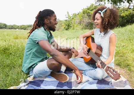 Junges Paar auf ein Picknick, Gitarre spielen Stockfoto