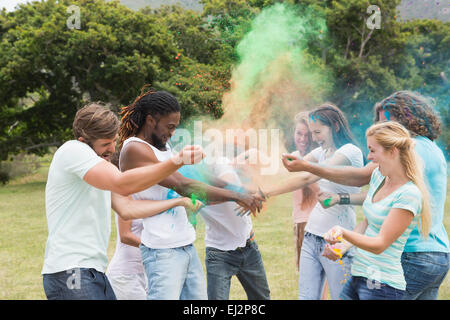 Freunde, die Spaß mit Pulverbeschichtung Stockfoto