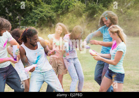 Freunde, die Spaß mit Pulverbeschichtung Stockfoto