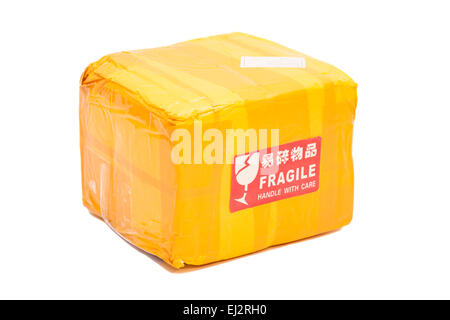 Post Paket oder Versandbox mit einem "Fragile - Handle with Care" Aufkleber Stockfoto