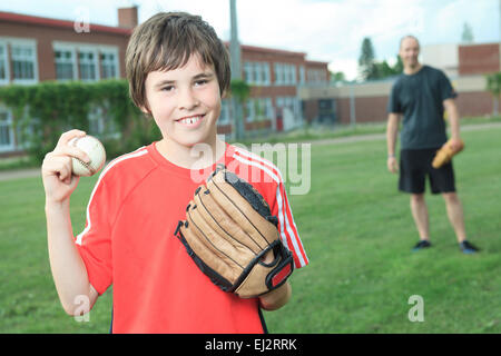 Porträt eines jungen Baseball-Spieler in einem Feld Stockfoto